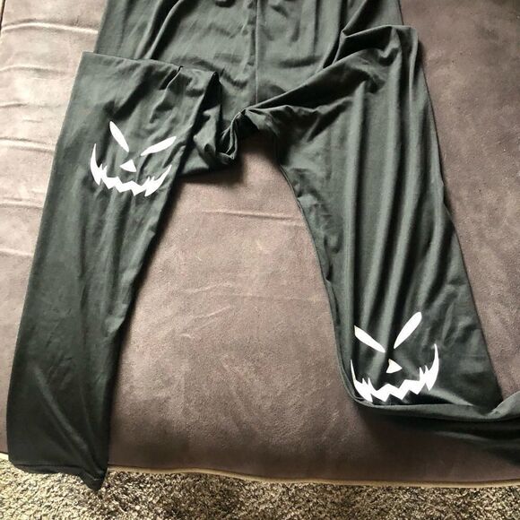 BOO!! Black light weight leggings with scary face on both legs - Picture 3 of 6